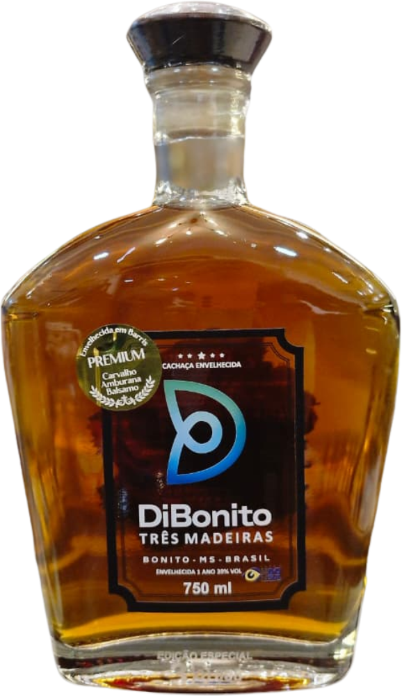 Cachaça envelhecida três madeiras